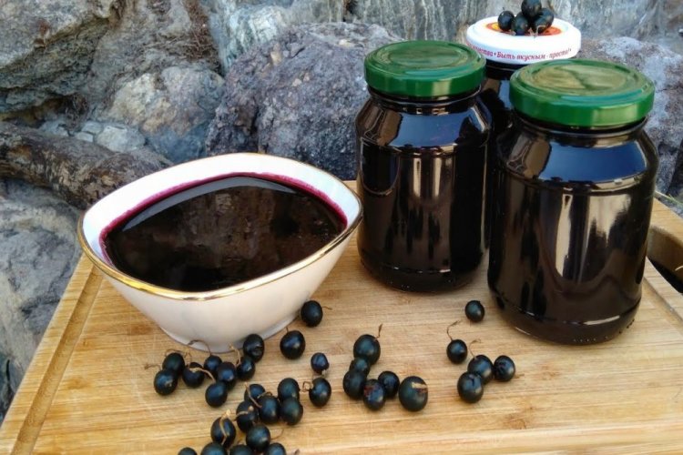Желе из черной смородины с кардамоном и корицей