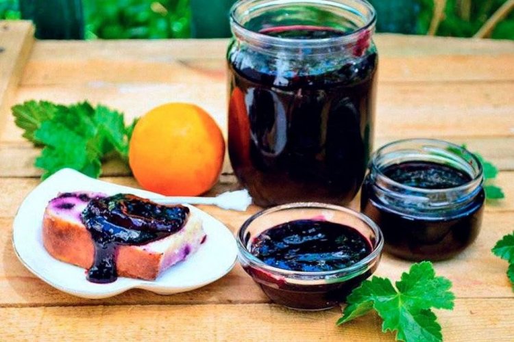 Желе из черной смородины с мятой