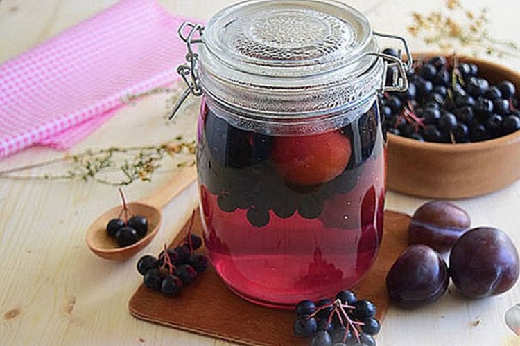 Компот из сливы и черноплодной рябины