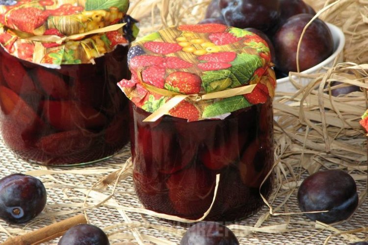 Компот из сливы с корицей