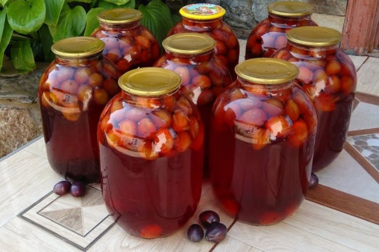 Компот из сливы целиком