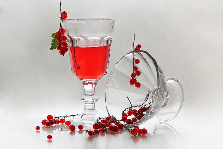 Вино из красной смородины на закваске из изюма