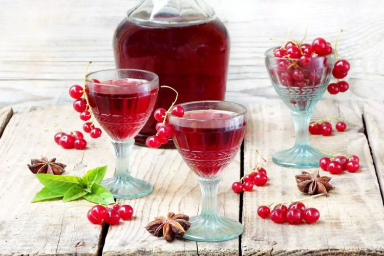 Вино из красной смородины с ароматными специями