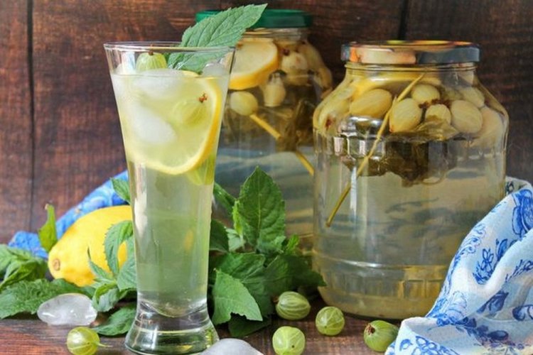 Компот «Мохито» с лимонами, крыжовником, мятой и мелиссой