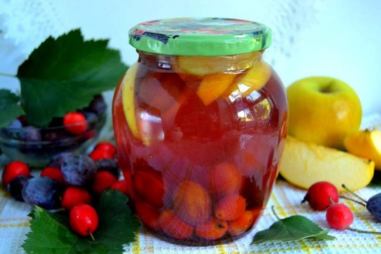 Компот из яблок, сливы и боярышника