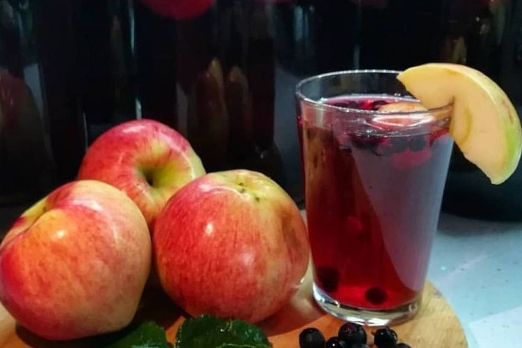 Компот из яблок с черной смородиной