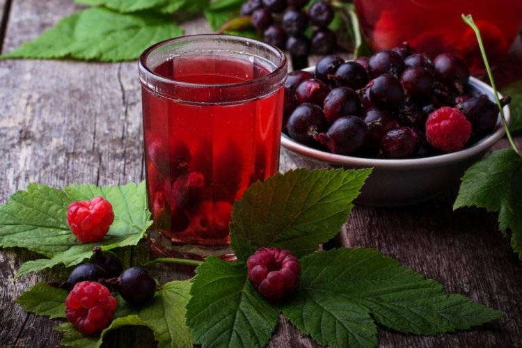 Компот из малины, черной смородины и крыжовника