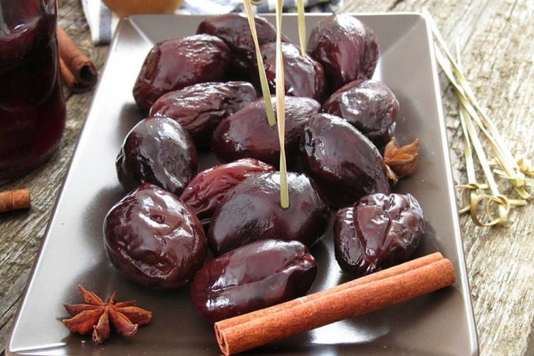 Маринованные сливы с корицей