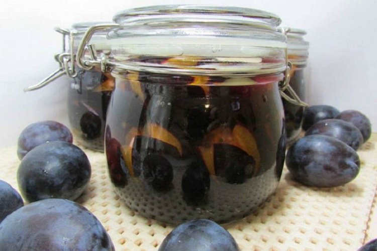 Маринованные сливы под гнетом