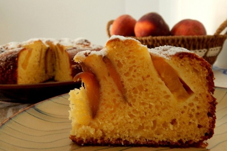 Пирог с персиками на молоке