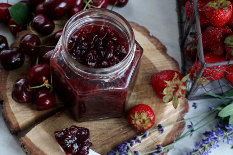 Джем из вишни и клубники