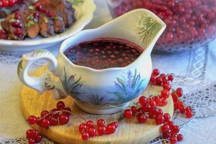 Соус с целыми ягодами красной смородины и коньяком