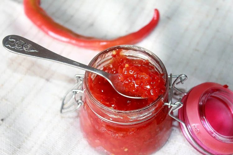 Острый соус из помидоров и красной смородины