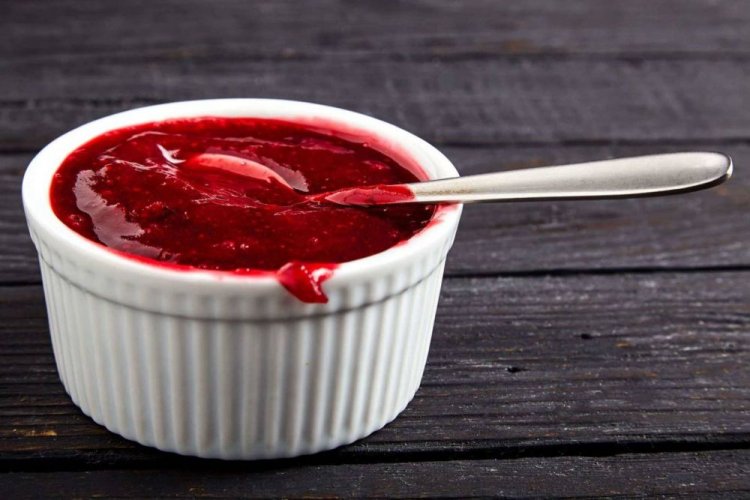 Кисло-сладкий соус из красной смородины с лимонным соком