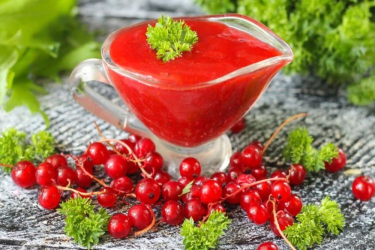 Соус из красной смородины, помидоров и паприки