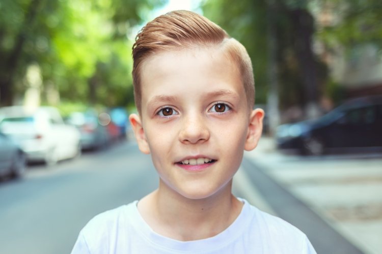 30 самых модных стрижек для мальчиков в 2023 году