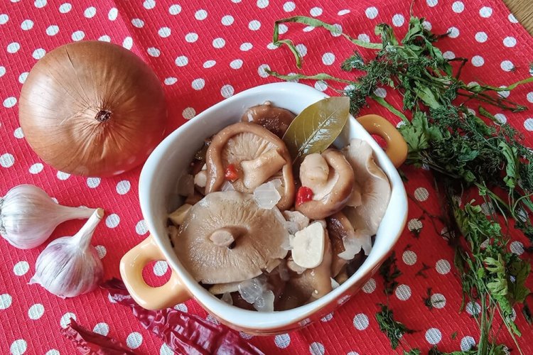 Маринованные грузди с луком на зиму