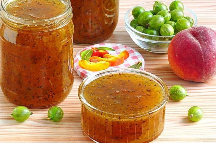 Сырой джем из персиков и крыжовника