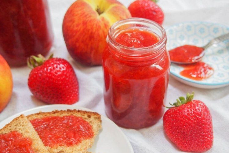 Джем из персиков с клубникой