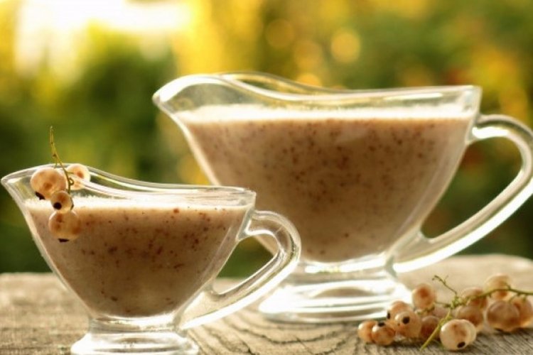 Соус из белой смородины с миндалем