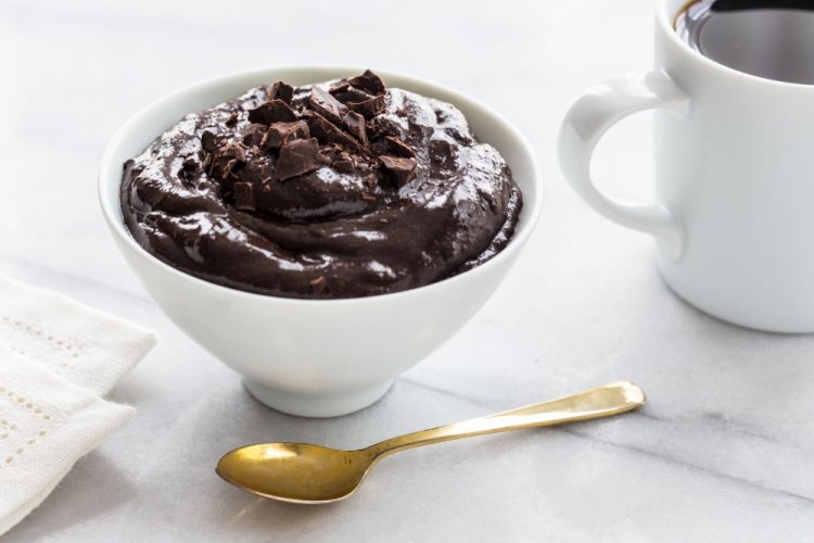 Шоколадный пудинг с белой смородиной