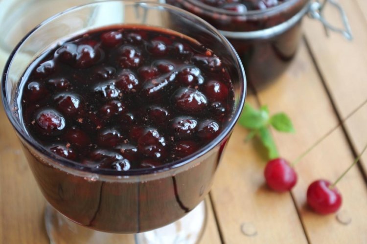 Вишневое варенье-пятиминутка с изюмом