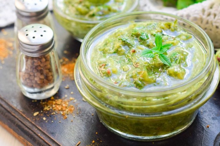 Аджика из зеленого крыжовника с острым перцем, чесноком и мятой