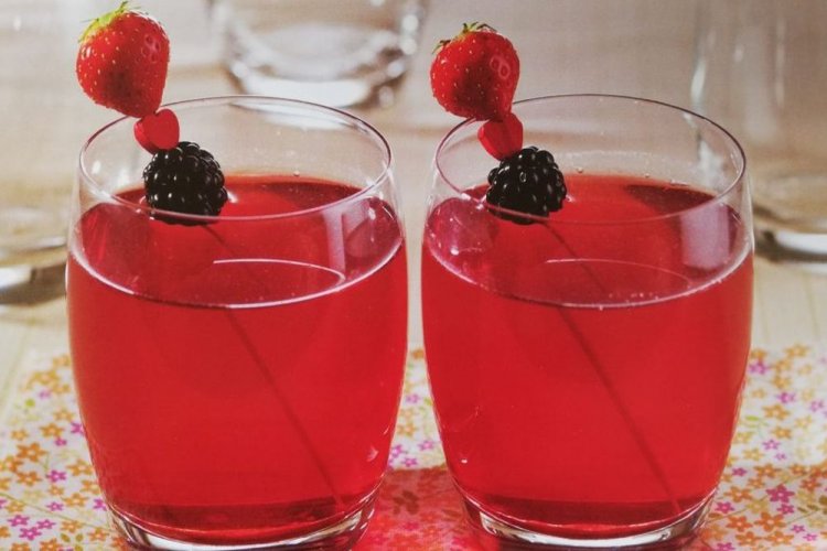 Компот из малины, клубники и ежевики