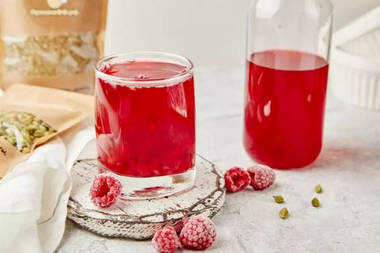 Компот из замороженной малины с кардамоном