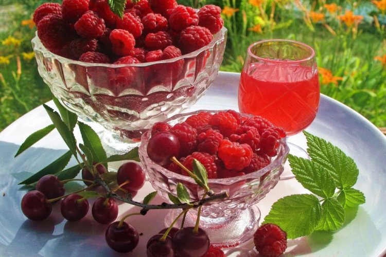 Компот из малины и вишни с медом