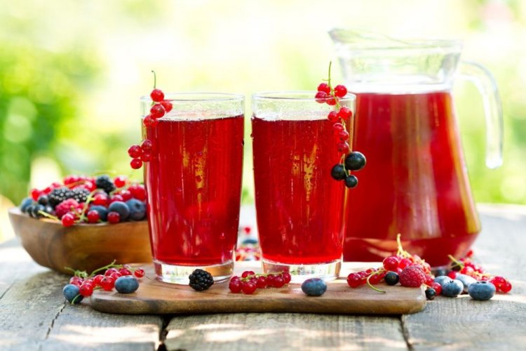 Компот с малиной, смородиной и голубикой