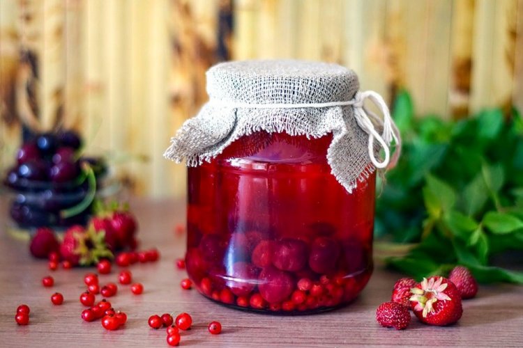 Компот из клубники, красной смородины и вишни