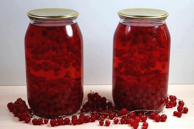 Компот из красной смородины с ванилью