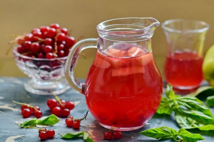 Компот из красной смородины и яблок с базиликом