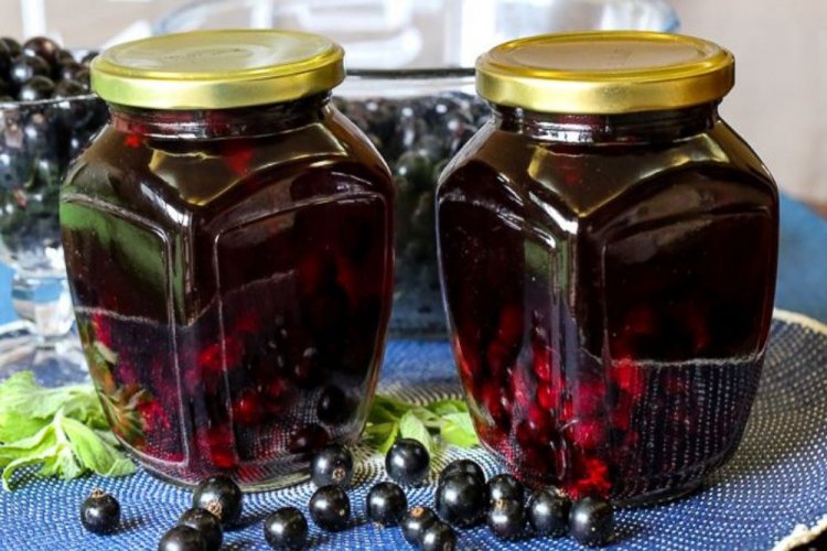 Компот из черной смородины с бадьяном и мелиссой на зиму