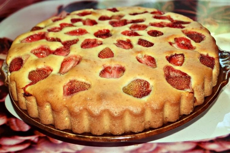 Клубничный пирог на кислом молоке