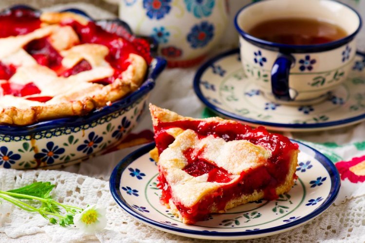 Пирог из слоеного теста с клубникой