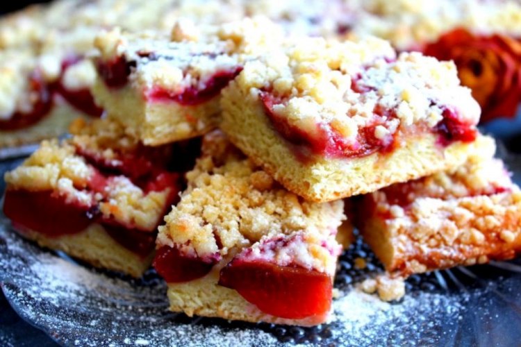 Тертый пирог с клубникой