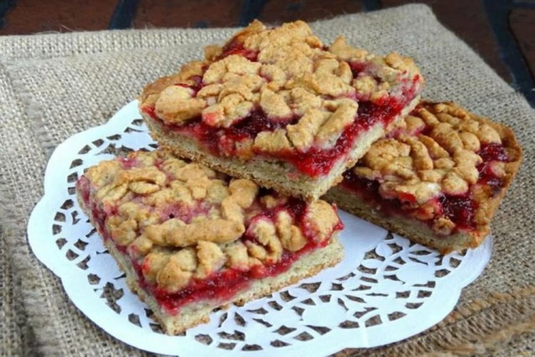 Тертый пирог с клубникой на сметане