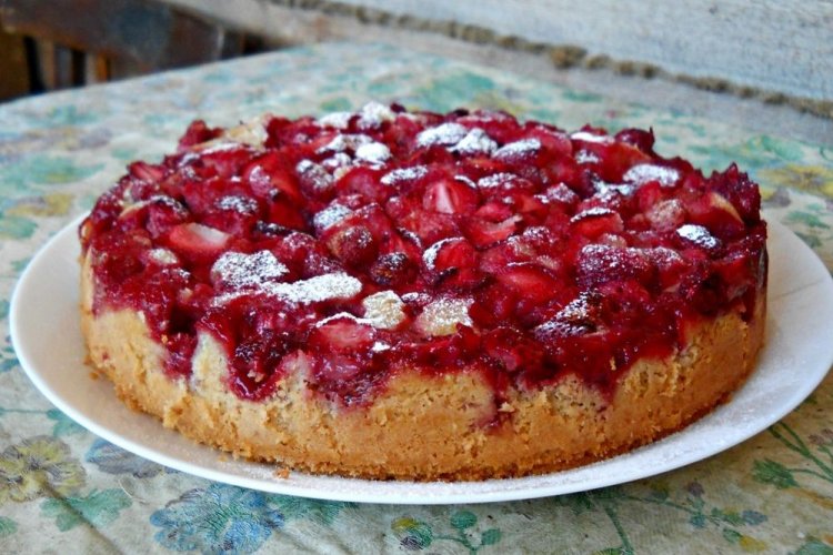 Домашний пирог с клубникой