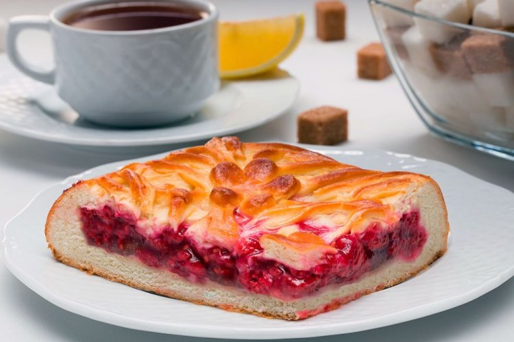 Сдобный пирог с малиной