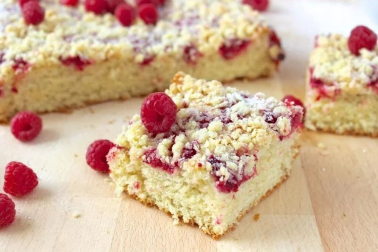 Бисквитный пирог с малиной и песочной крошкой