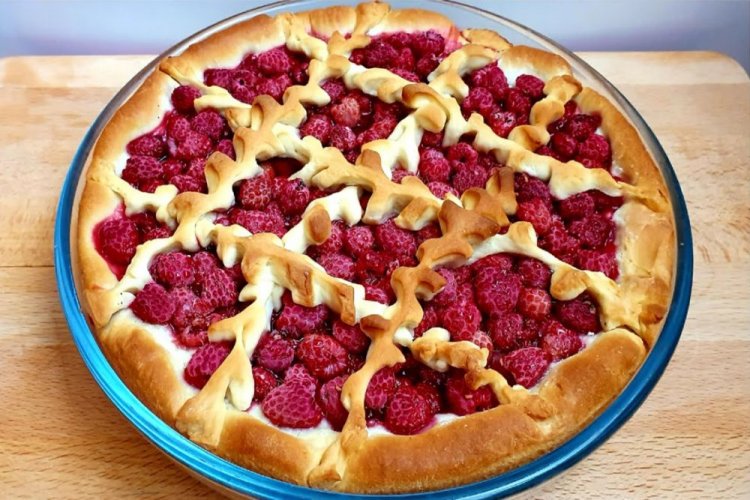 Пирог на дрожжах и сметане с малиной