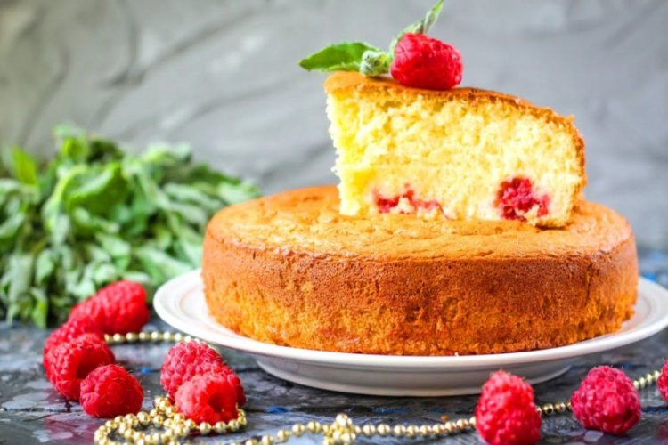 Бисквит на кипятке с малиной