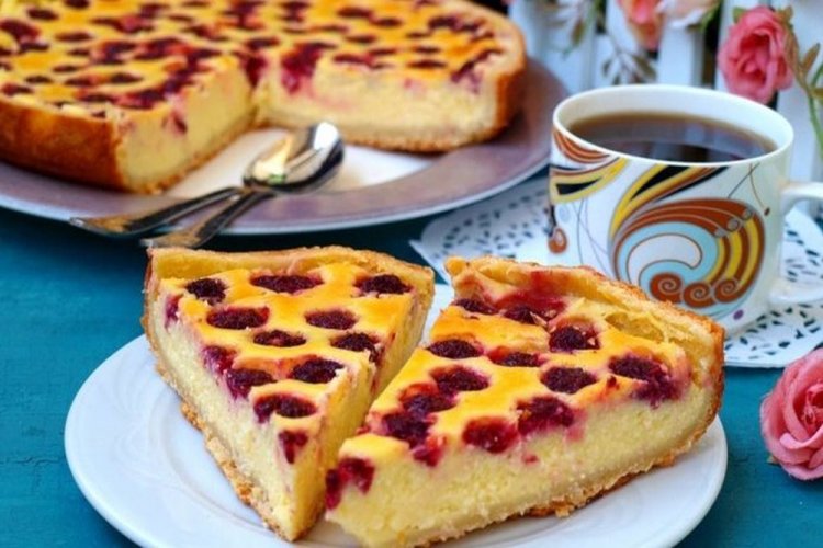 Пирог из слоеного теста с творожно-сметанной начинкой и малиной