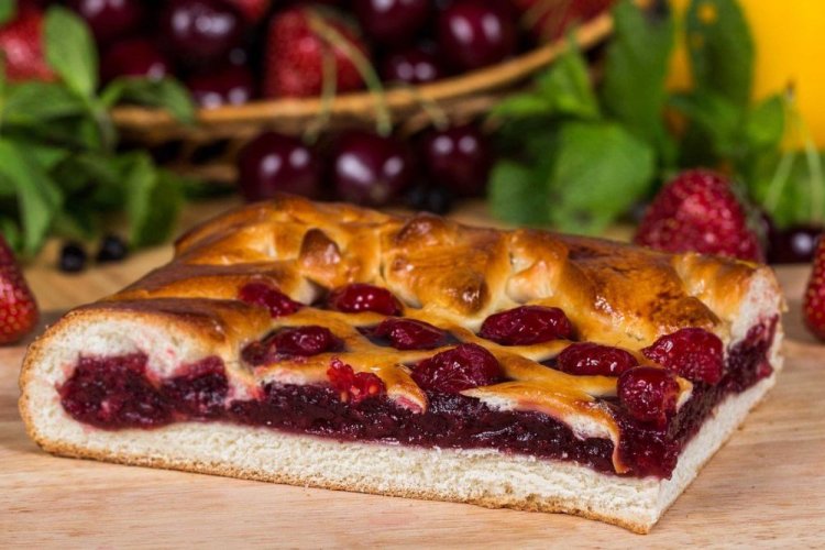 Пирог из малины, вишни и клубники на сухих дрожжах