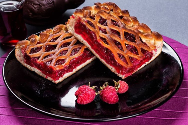 Дрожжевой пирог на молоке с малиной