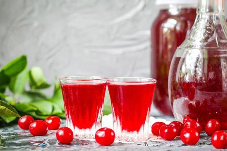 Домашняя наливка из вишни быстрого приготовления