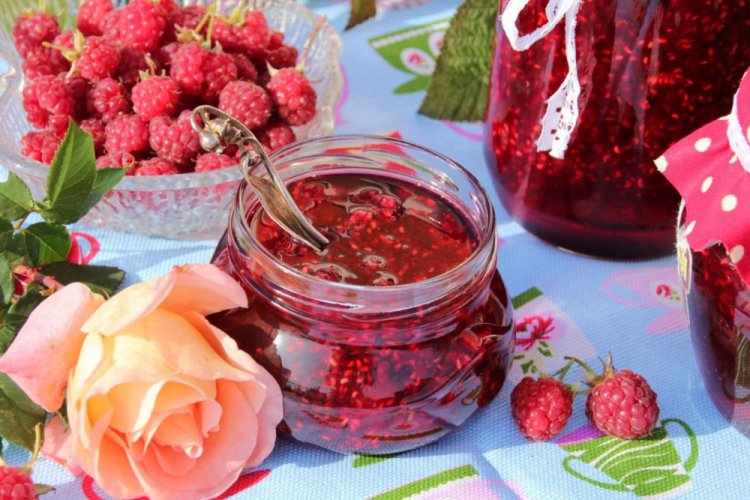 Малина с сахаром и корицей без варки