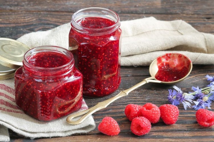 Сырое варенье из малины с имбирем и сахаром